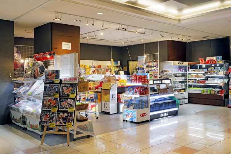 1階売店でお土産を販売。魚介類の地方発送も承っております。
