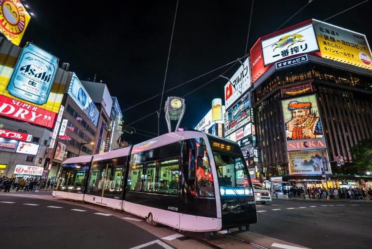 徒歩1分のススキノ交差点は有名な観光スポット！夜は写真撮影スポットとしても人気！