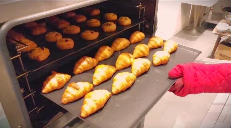 毎朝ライブキッチン内で焼き立てを提供のパン