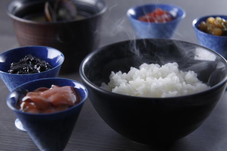 道産米のふっくらごはんと、ごはんのおともが充実