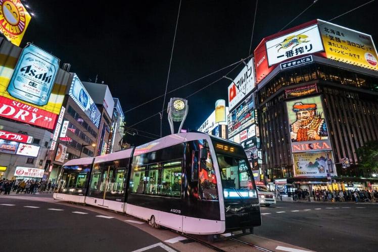 徒歩1分のススキノ交差点は有名な観光スポット！夜は写真撮影スポットとしても人気！