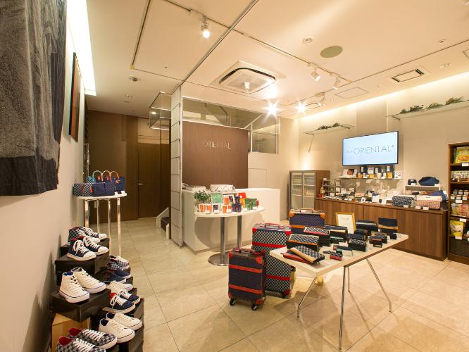 ◇SHOP ORIENTAL+ (ショップオリエンタルプラス)　店内イメージ：県産品の「備後絣の布製品」や「ハマゴウ入り宮島茶」「チチヤスのチー坊」もご用意しています。