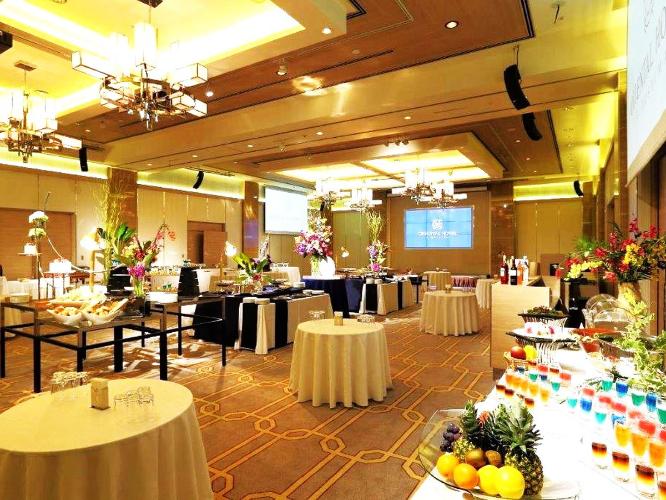 ◇4F大宴会場・オリエンタルボールルーム：パーティーやイベント、研修や法要の集いなど、多目的にご利用いただけます