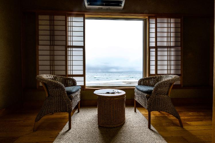 本館和室２間<BR>海を間近に感じられる本館