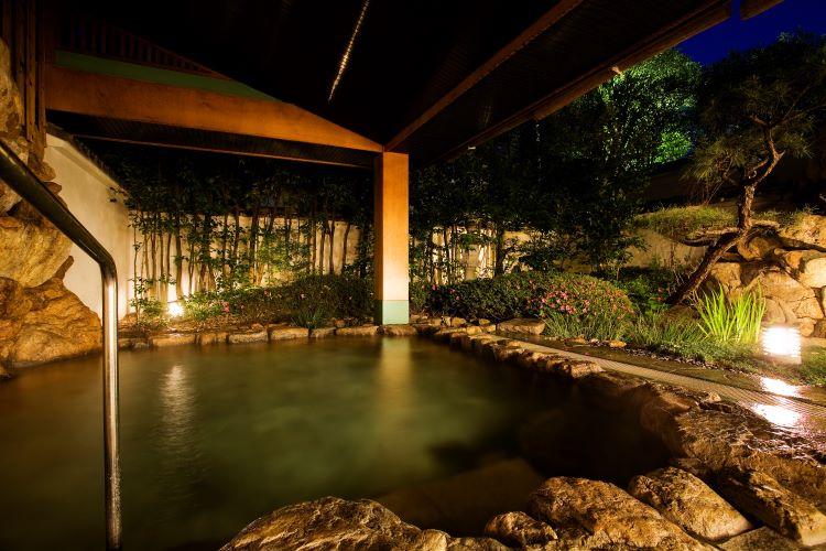 夜の露天風呂もまた心地よい時間
