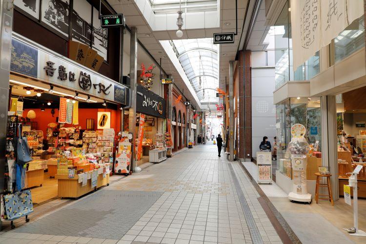 ホテルから道後商店街まで徒歩で約4分