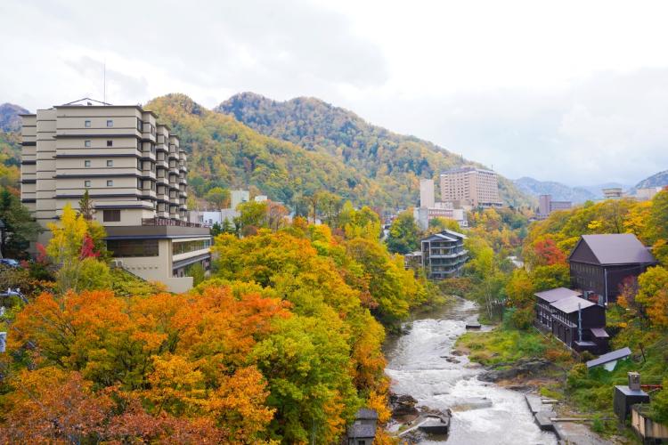 【外観】豊平川を眼前に臨む立地は渓谷美を存分に堪能できる抜群のロケーション