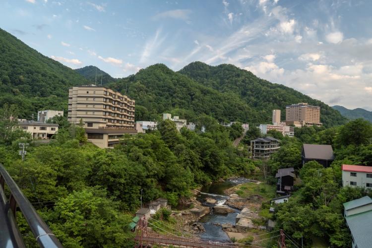 【外観】豊平川を眼前に臨む立地は渓谷美を存分に堪能できる抜群のロケーション