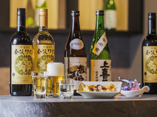 【湯上りラウンジ「月」】アルコールとソフトドリンク、おつまみを自由にお楽しみいただけます。