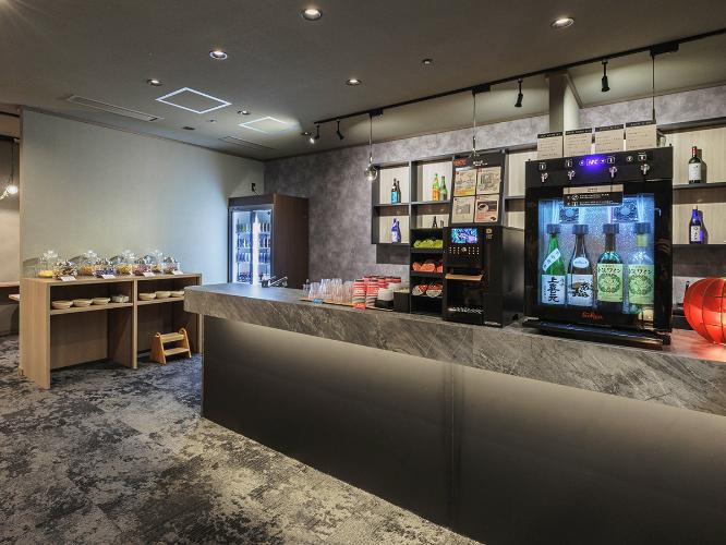 【湯上りラウンジ「月」】お飲み物、おつまみはセルフサービスです。ご自由にご利用くださいませ。
