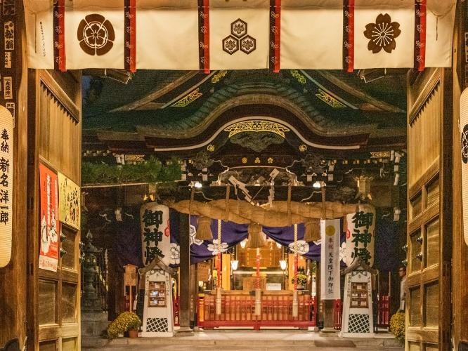 櫛田神社（公共交通機関5分、または徒歩8分）