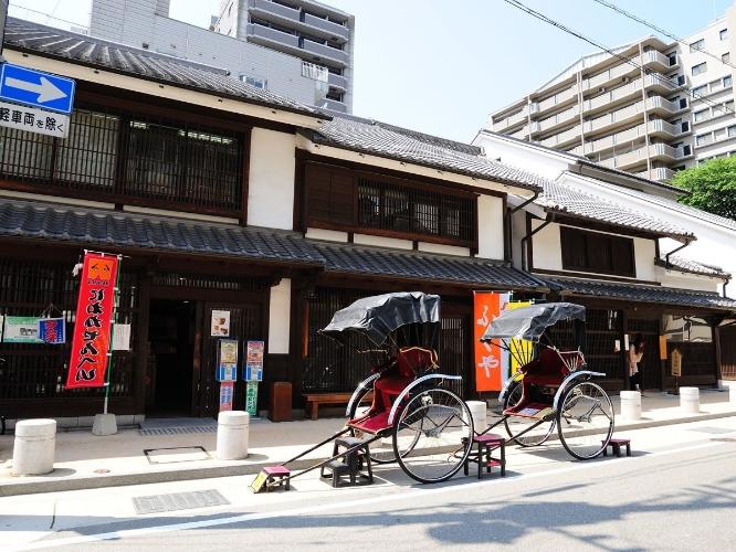 「博多町家」ふるさと館（公共交通機関8分、または徒歩11分）