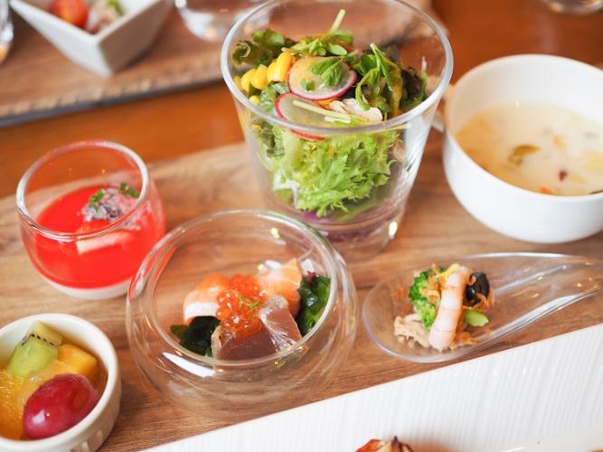 【朝食】メインプレート＆ブッフェの朝食・サラダ、スープ、カレー、スイーツ等がおかわり自由。