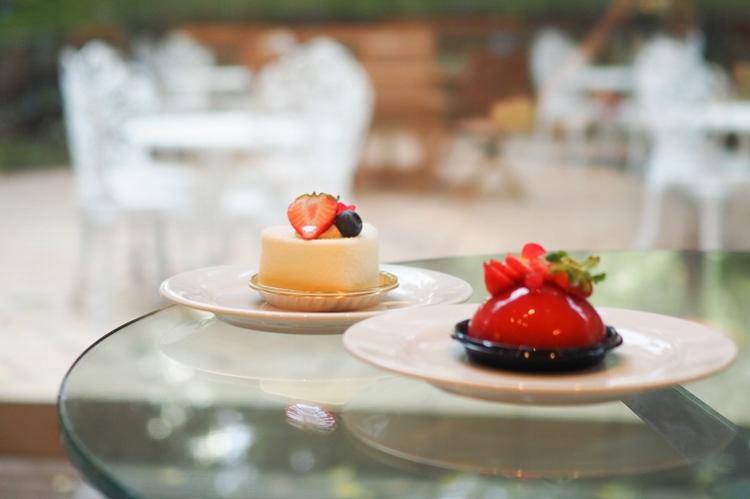【カフェ】１階パティスリー・ラウンジ「カフェ・セゾン」にてパティシエ特製ケーキを販売しています。