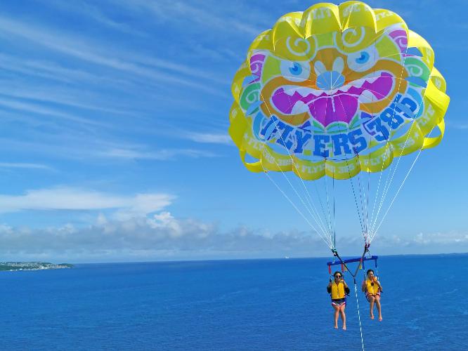 【パラセーリング】蒼い海と青い空、宮古ブルーを独り占めできる感動の空中散歩。世界屈指の美しい海で最高の思い出を残してみませんか？