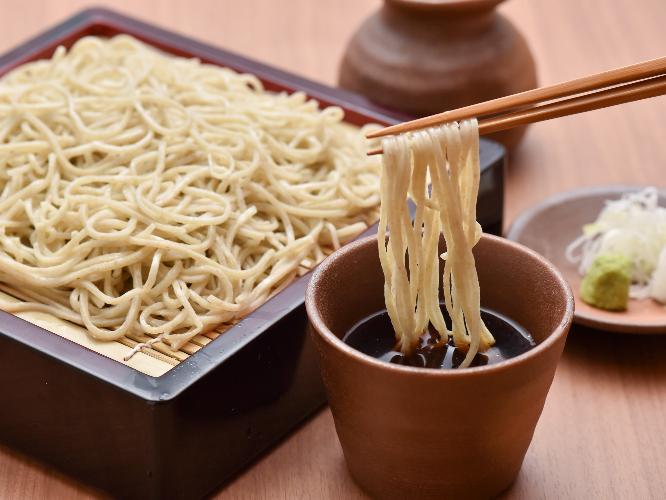 【リゾート内レストラン/蕎麦居酒屋 彩海】「蕎麦前」と言われるように、お蕎麦の前に肴とお酒を楽しんで、お蕎麦でシメる。