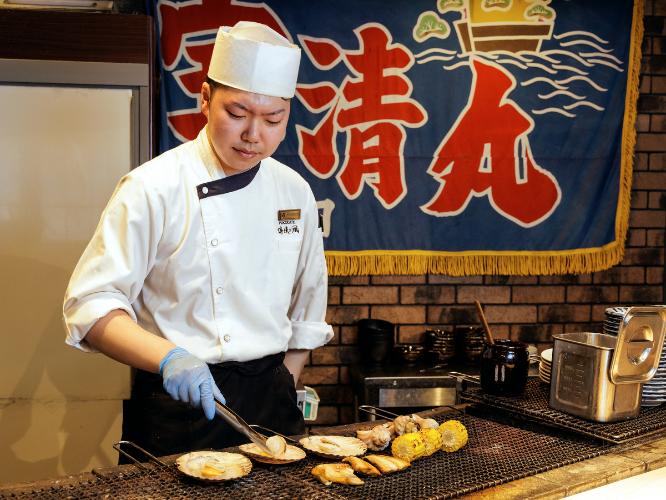 【夕食バイキング】注文を受けてから焼きはじめる炉端では、常に熱々を提供※イメージ