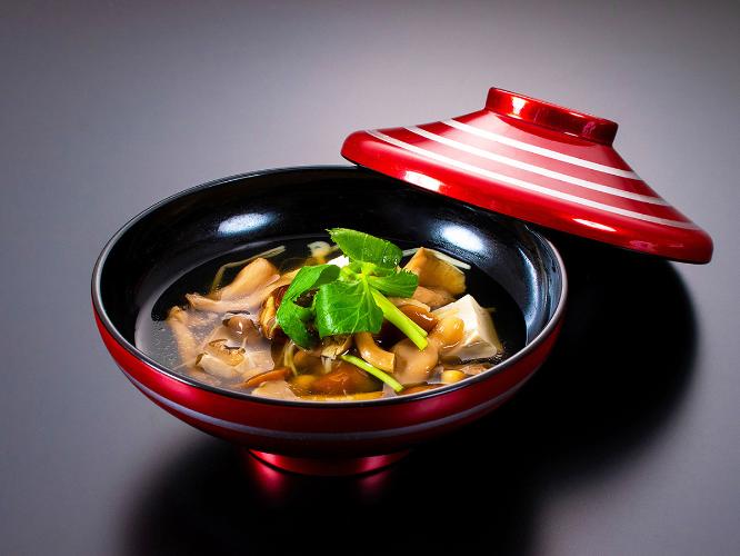 【季節の会席料理】秋きのこの醤油汁（2024年11月末迄）