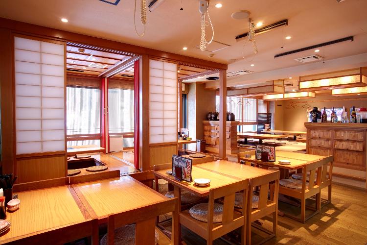 『あがいてぃーだ』ではお気軽に沖縄の料理やお酒が楽しめます（※朝は朝食会場となります）