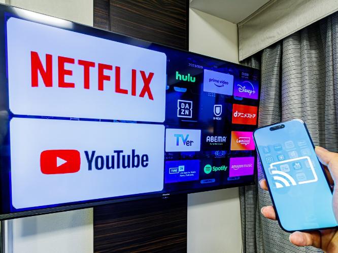 動画配信サービスを2タッチでスマホからテレビの大画面に映すことができる「キャスト機能」を完備