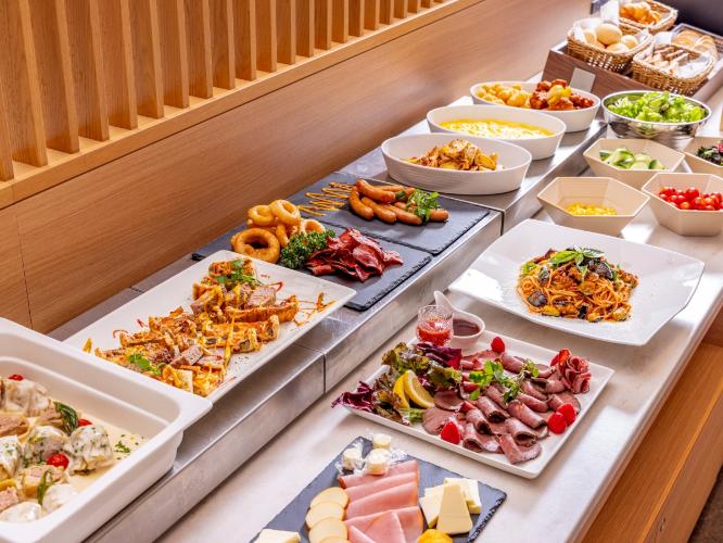 「KANADE caf?」にて毎朝作りたての和洋中ビュッフェをご用意