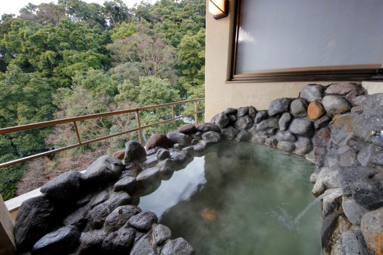 【露天風呂付き貴賓室：桜川】和風建築の「粋」、しつらいの「贅」がもたらす空間の広がりが最上の寛ぎをお約束します。