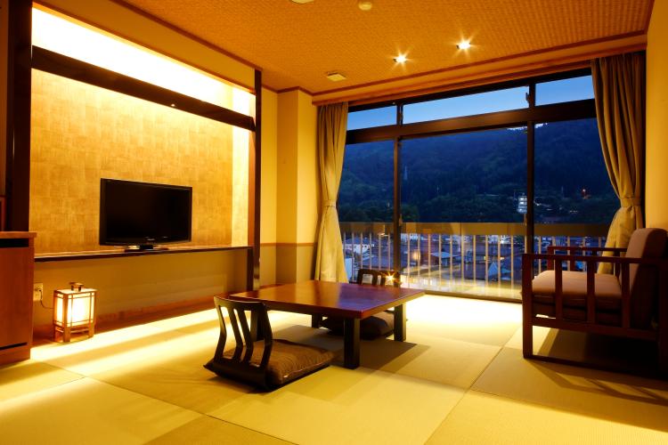 【双葉：和洋二間】三朝川の眺望が楽しめる１０畳の和室とツインのベッドルームを完備