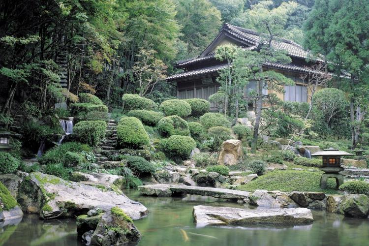 春の回収式庭園「依水苑」。