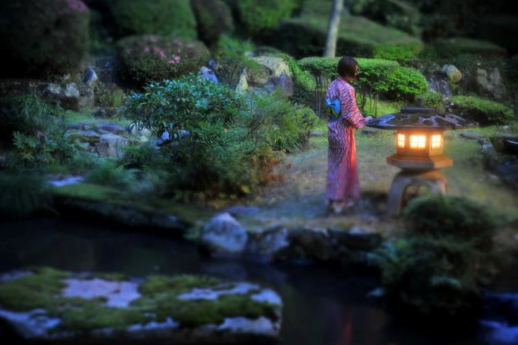 夜の依水苑。日中とは違い幻想的な雰囲気を作り出します。