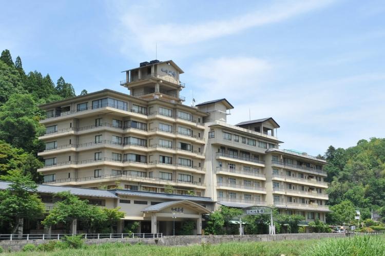 正面には三朝の清流。裏側には大自然が感じ取れる山々。四季を通してお寛ぎいただけます。