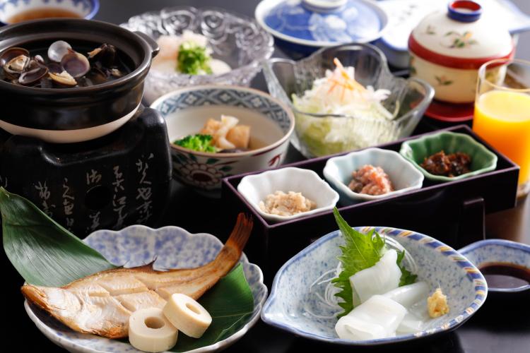 朝採れ野菜を使用した和朝食。新鮮な食材が朝の元気を与えます。