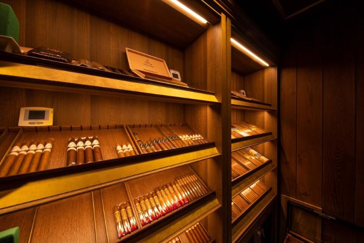 シガーバー「R261 CIGAR ＆ ROCK」