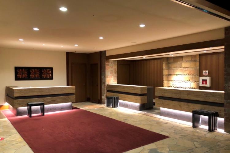 ■2023年12月にリニューアルされたフロント　スマートで洗練されつつ重厚な山小屋の雰囲気になりました