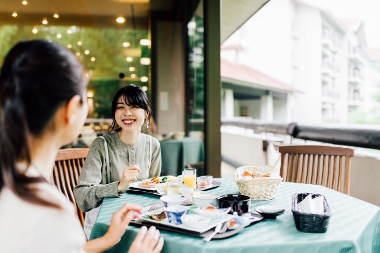 ■気候の良い時はテラスで朝食を…（※テラス席の事前予約はできません）