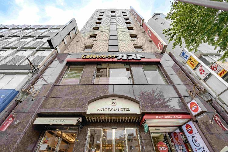 入口は目白通り沿い、2階にガストが入った建物