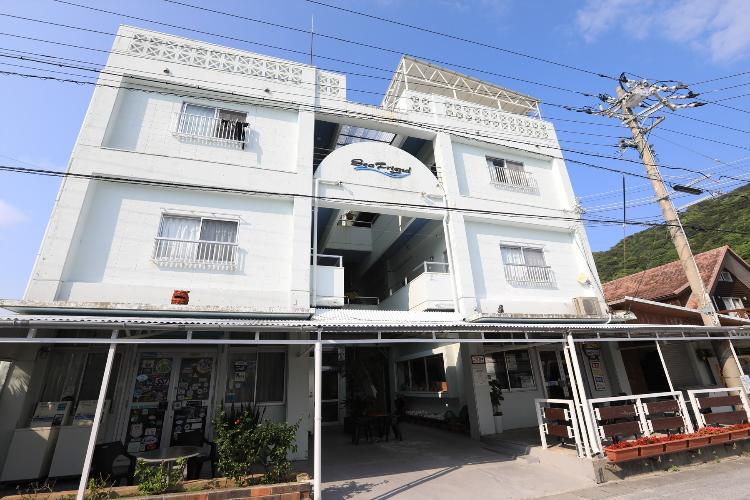 【ペンション外観】最上階には宿泊者専用の干し場もあります