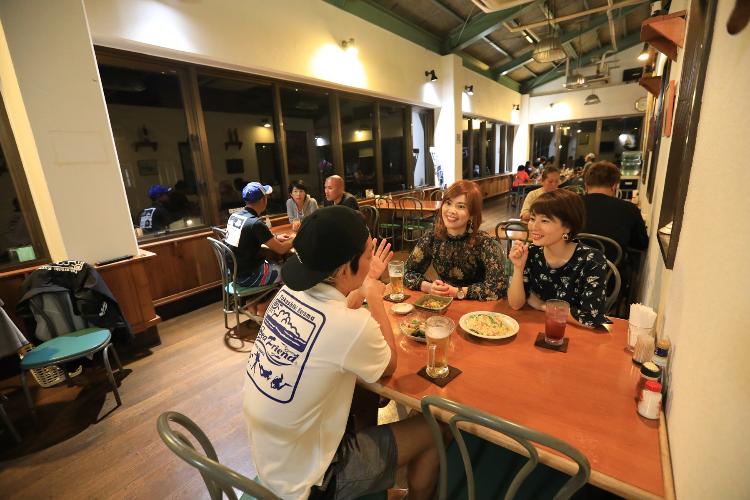 【レストラン】ガラス張りで高い天井の店内は解放感たっぷりで見晴らしも良い！<BR>