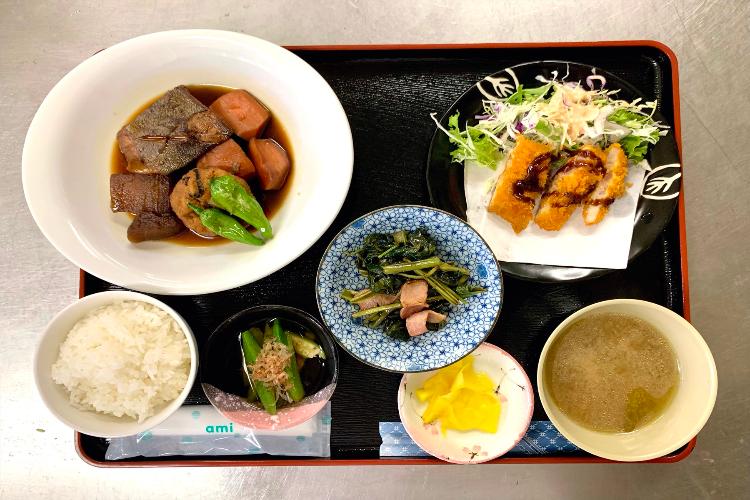 【夕食の一例】海人スタッフが獲ってきた新鮮直送な魚介類を使った島料理が自慢。<BR>