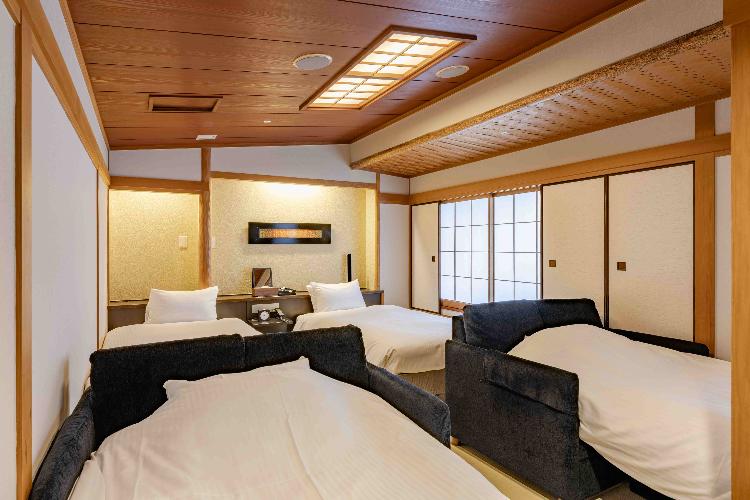 和室｜45平米｜畳に110cm幅シングルベッド2台＋トランドルベッド2台｜バス・洗面台・トイレ独立