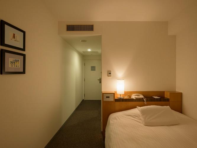 【コンフォートシングル】落ち着いた雰囲気のインテリア。夜もゆっくりとおくつろぎください。