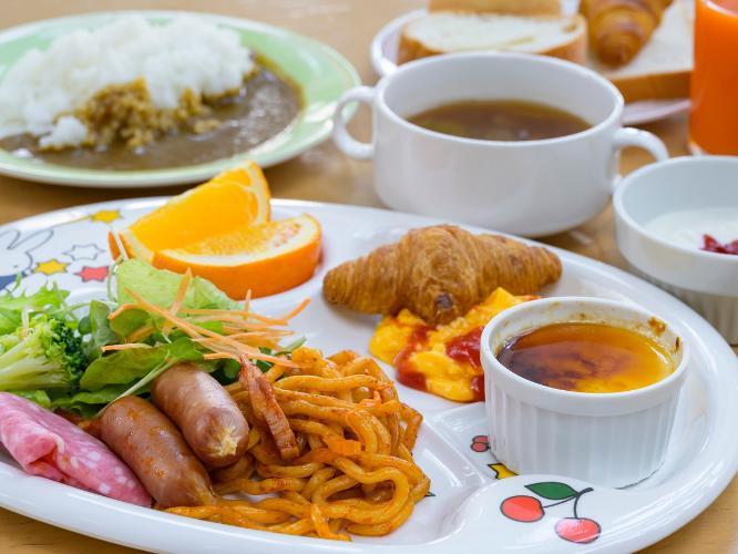 【ご朝食】お子様にも人気の朝食バイキング。お子様用のお皿に好きな物をたっぷりと！