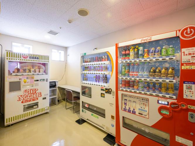 【ベンダーコーナー】お飲み物やカップラーメンの自動販売機がございます。