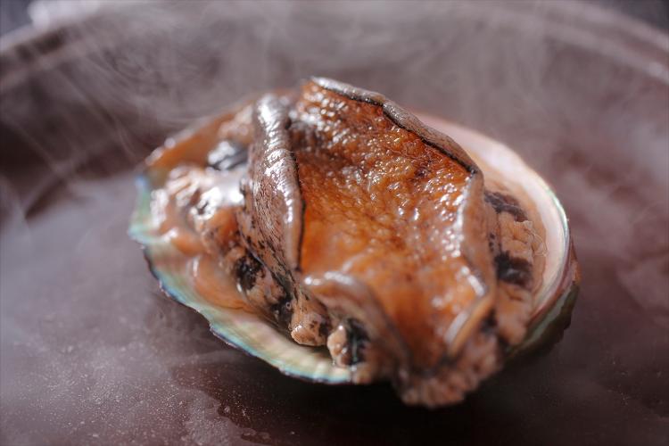 自家製味噌を付けて焼くアワビの踊り焼き