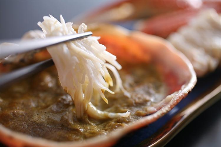 濃厚なカニみそにカニ身を付けて食べる贅沢