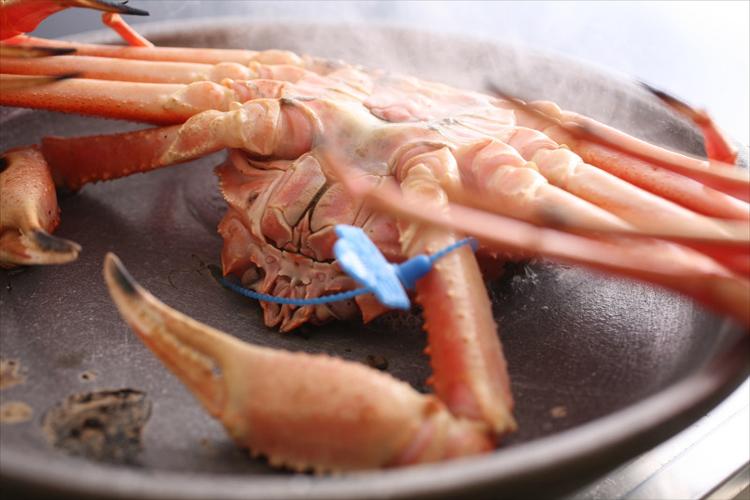 当館でしか味わえないブランド活松葉ガニの「踊り焼き」