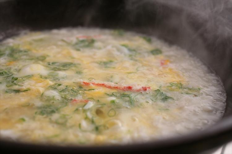 松葉ガニと野菜の旨味が詰まった〆のカニ雑炊