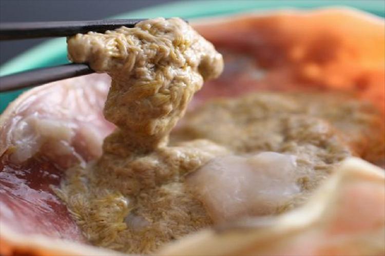 箸で摘まめるほど鮮度が良いカニみそ