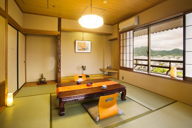 「佳松亭／一例」和を基調とした畳の香り漂う落ち着きのある客室です