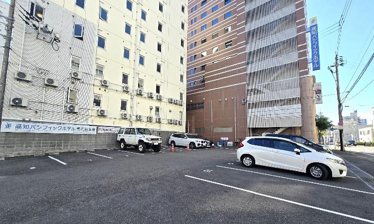 平面駐車場（先着順・有料）スタッフがお車を移動する場合がございます。