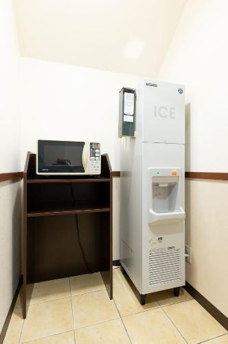 1階ロビー【電子レンジ(左)、製氷機(右)】